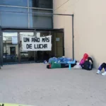 Docentes mantienen toma de edificio gubernamental en Chihuahua; exigen plazas definitivas y certeza laboral