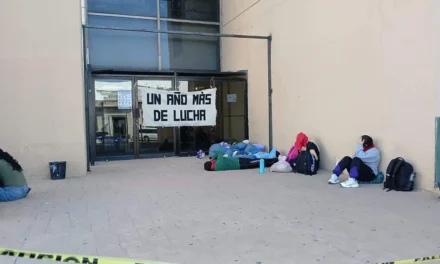 Docentes mantienen toma de edificio gubernamental en Chihuahua; exigen plazas definitivas y certeza laboral