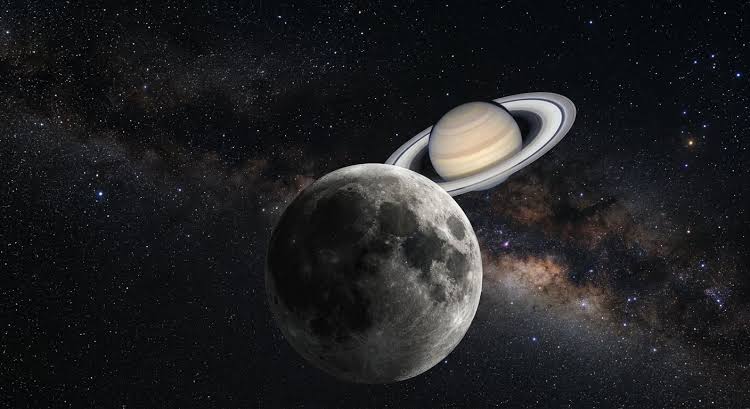 Luna y Saturno se encuentran en el cielo: así podrás observar el espectáculo sin telescopio