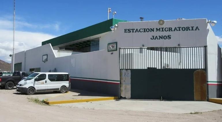 Evacúan a 33 migrantes tras incendio en estancia del INM en Janos; no hubo lesionados
