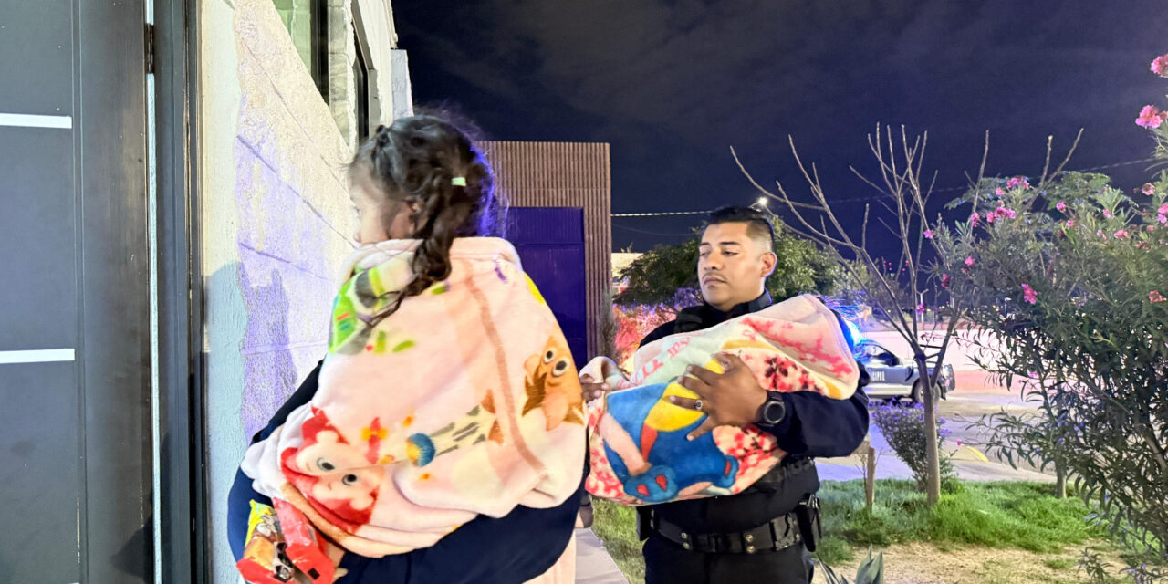 Rescatan policías municipales a dos niñas que estaban solas en una vivienda
