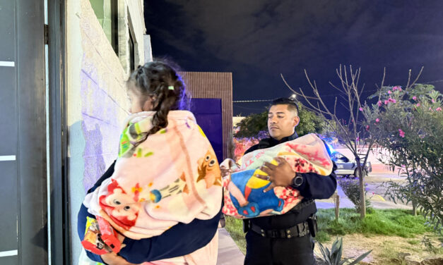 Rescatan policías municipales a dos niñas que estaban solas en una vivienda