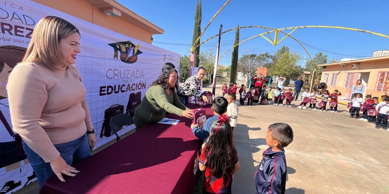Continúa municipio entregando mochilas en diversas escuelas