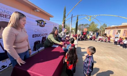 Continúa municipio entregando mochilas en diversas escuelas