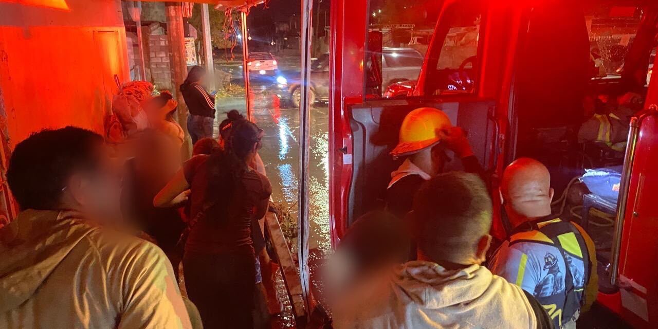 Rescatan bomberos a dos adultos y dos menores de una vivienda inundada en Fronteriza Baja