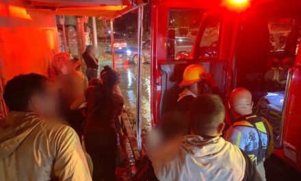Rescatan bomberos a dos adultos y dos menores de una vivienda inundada en Fronteriza Baja