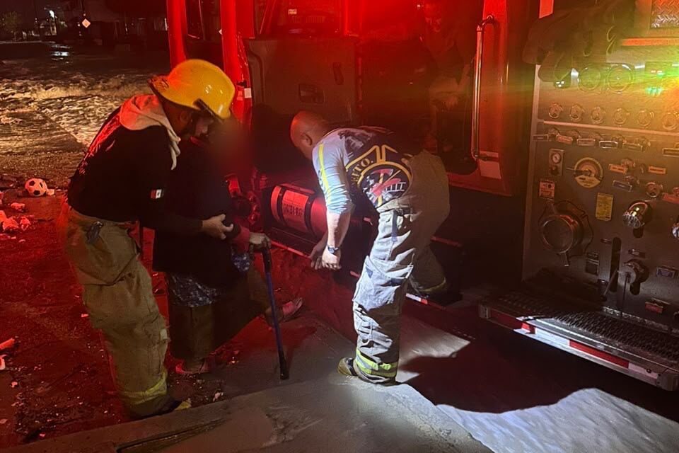Rescatan bomberos a dos adultos y dos menores de una vivienda inundada en Fronteriza Baja