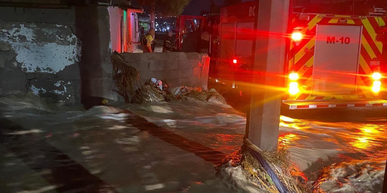 Rescatan bomberos a dos adultos y dos menores de una vivienda inundada en Fronteriza Baja