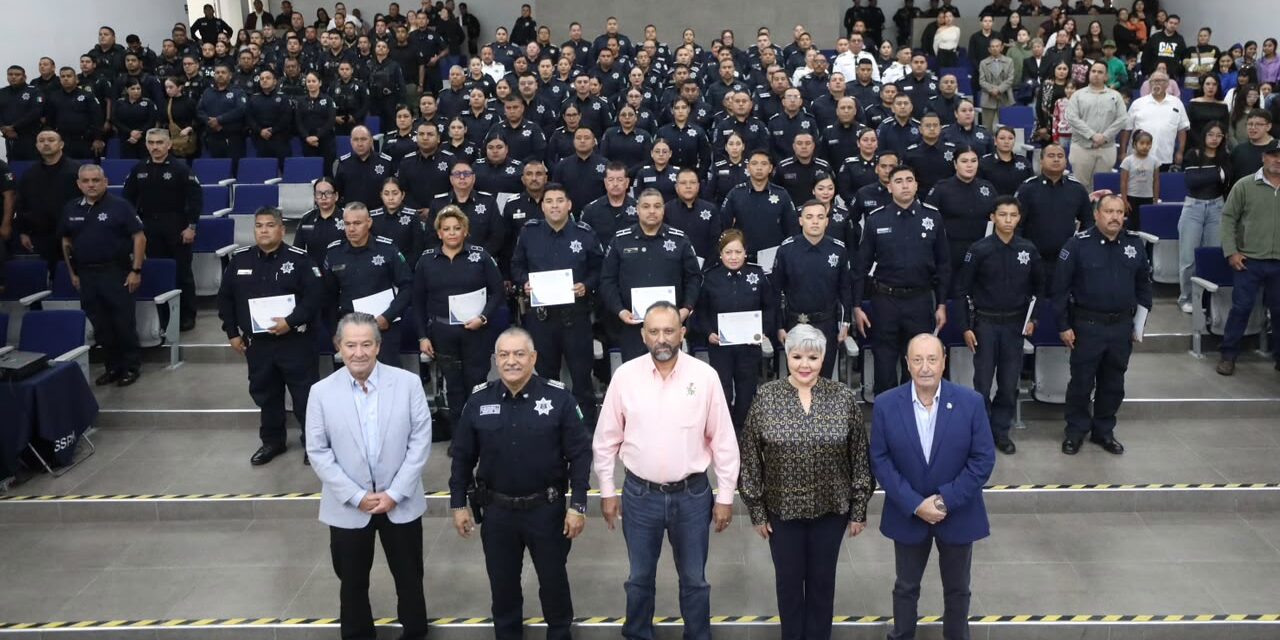 Reconoce alcalde a policías por su desempeño y años de servicio