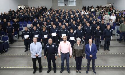 Reconoce alcalde a policías por su desempeño y años de servicio