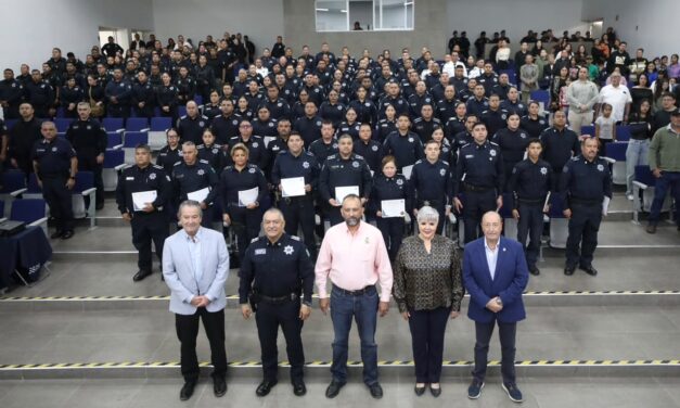 Reconoce alcalde a policías por su desempeño y años de servicio