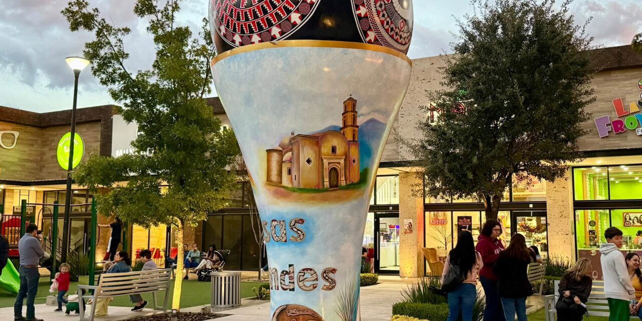 Instalan obra monumental “Hilos Mágicos de Chihuahua” en Plaza Nogales