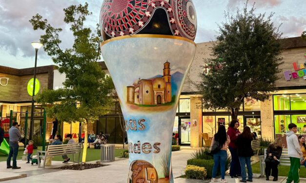 Instalan obra monumental “Hilos Mágicos de Chihuahua” en Plaza Nogales