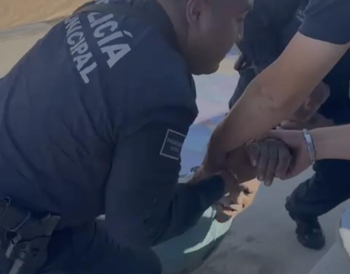 Rescataron policías municipales a hombre arrastrado por la corriente del río Bravo