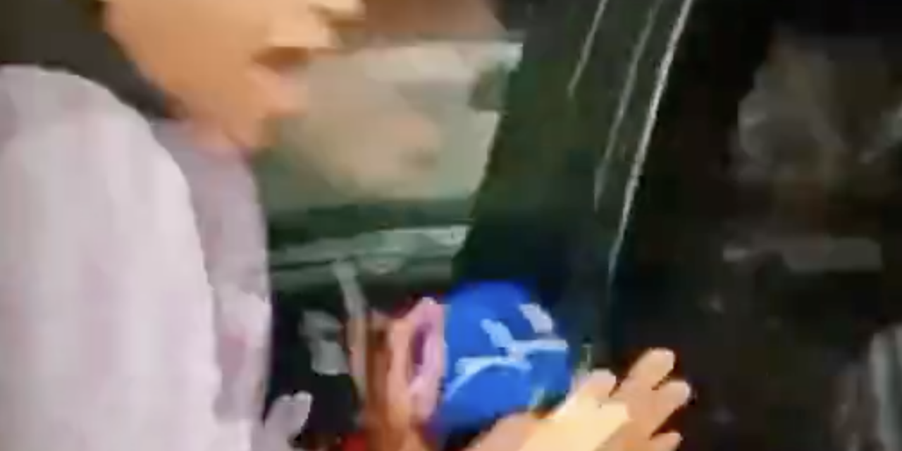 ¡Los atropellaron en vivo! Reportera y camarógrafo fueron embestidos en Monterrey