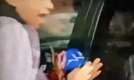 ¡Los atropellaron en vivo! Reportera y camarógrafo fueron embestidos en Monterrey