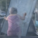 ¡El refri salió volando y la abuelita casi se va con él!