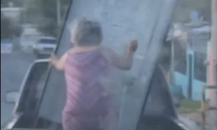 ¡El refri salió volando y la abuelita casi se va con él!