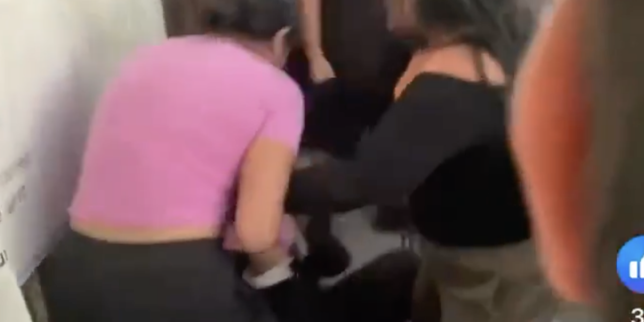 ¿Usted qué hubiera hecho? Mujer agredió a una alumna afuera de la Técnica 30
