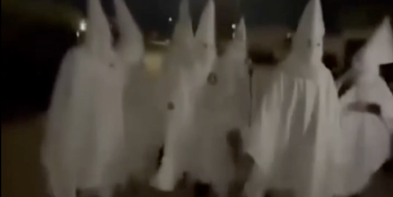 Policía de El Paso investiga video de personas vestidas con túnicas similares a las del Ku Klux Klan