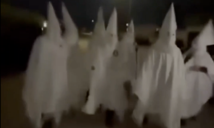 Policía de El Paso investiga video de personas vestidas con túnicas similares a las del Ku Klux Klan