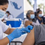 México inicia vacunación invernal: busca aplicar más de 50 millones de dosis contra influenza y COVID-19