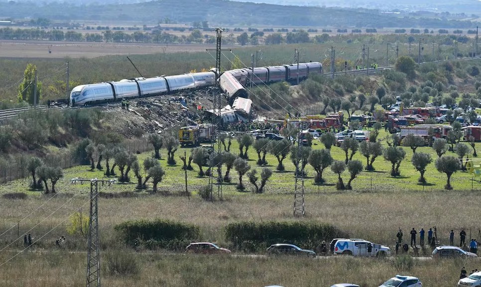 Tragedia ferroviaria en España: decenas de muertos tras choque de trenes de alta velocidad en Toledo