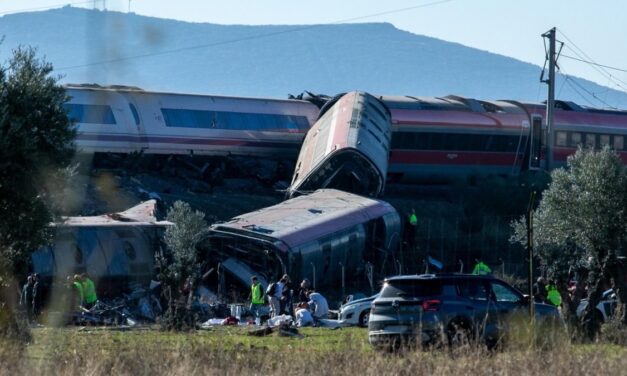 Tragedia ferroviaria en España: decenas de muertos tras choque de trenes de alta velocidad en Toledo