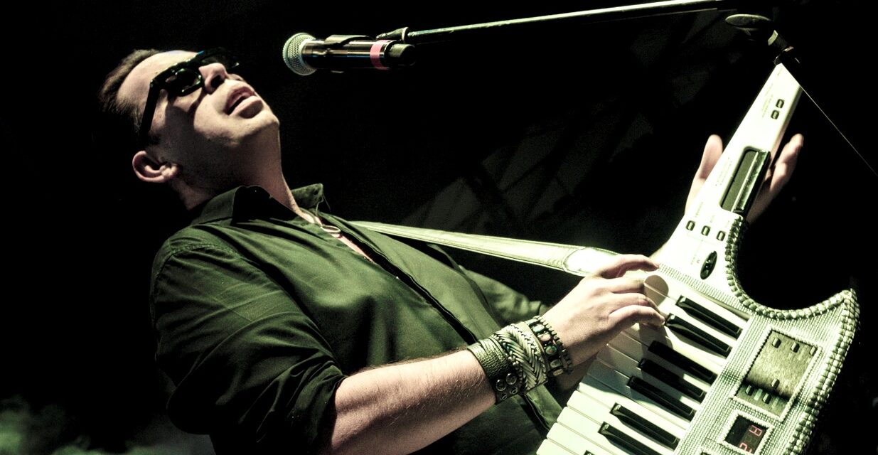 Jorge D’Alessio sufre aparatosa caída durante concierto de “Matute” y termina con fractura en la muñeca