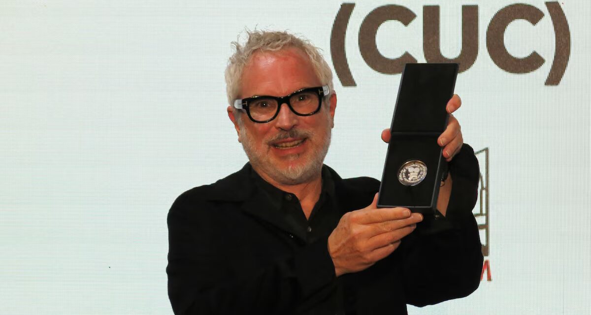 Alfonso Cuarón recibe la Medalla Filmoteca UNAM entre aplausos y un Goya; “es mi primer reconocimiento de la Universidad”, dice