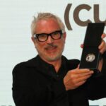 Alfonso Cuarón recibe la Medalla Filmoteca UNAM entre aplausos y un Goya; “es mi primer reconocimiento de la Universidad”, dice