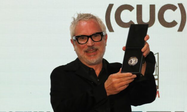 Alfonso Cuarón recibe la Medalla Filmoteca UNAM entre aplausos y un Goya; “es mi primer reconocimiento de la Universidad”, dice