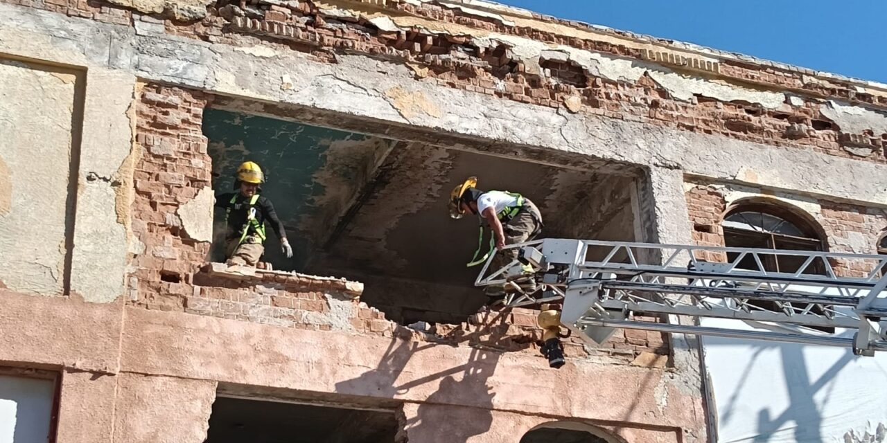 Atienden desprendimiento de estructura en edificio antiguo de la Zona Centro