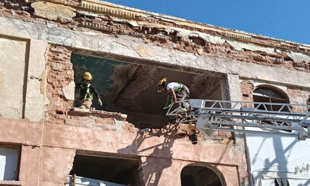 Atienden desprendimiento de estructura en edificio antiguo de la Zona Centro