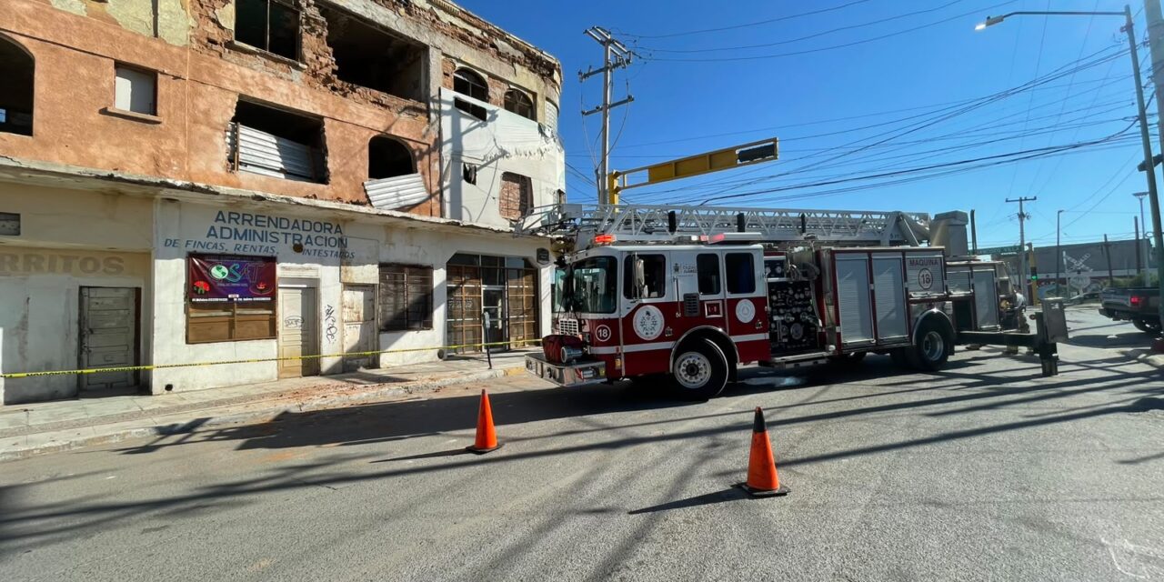 Atienden desprendimiento de estructura en edificio antiguo de la Zona Centro