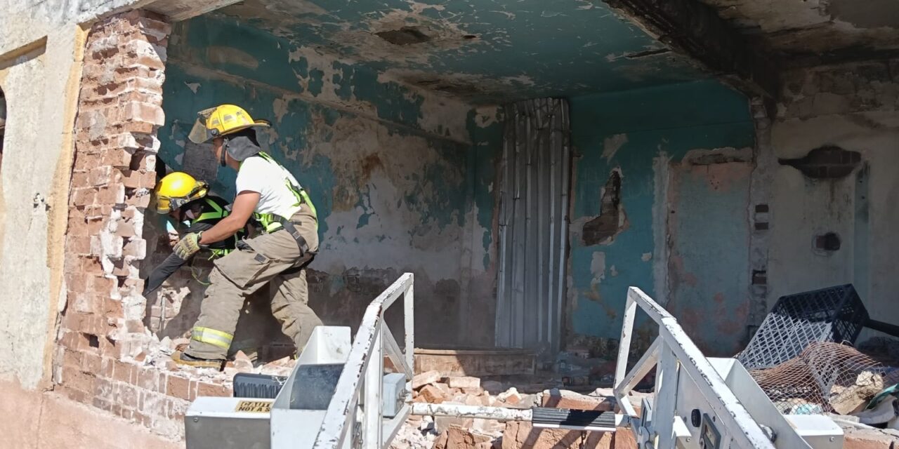 Atienden desprendimiento de estructura en edificio antiguo de la Zona Centro