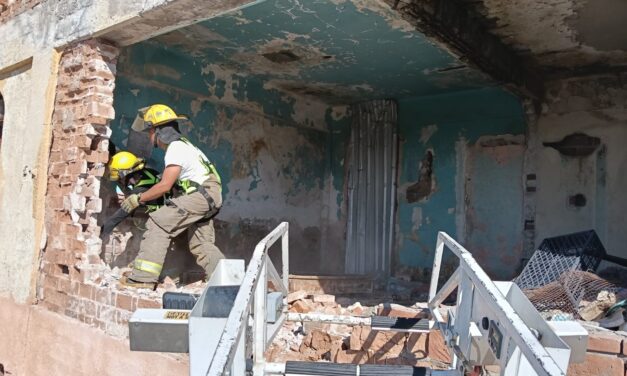Atienden desprendimiento de estructura en edificio antiguo de la Zona Centro