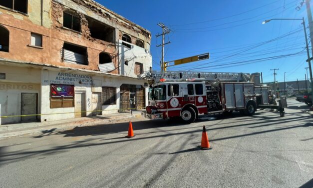 Atienden desprendimiento de estructura en edificio antiguo de la Zona Centro
