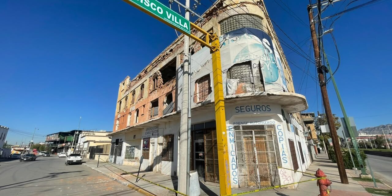 Atienden desprendimiento de estructura en edificio antiguo de la Zona Centro