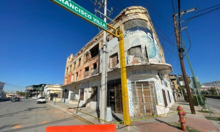 Atienden desprendimiento de estructura en edificio antiguo de la Zona Centro