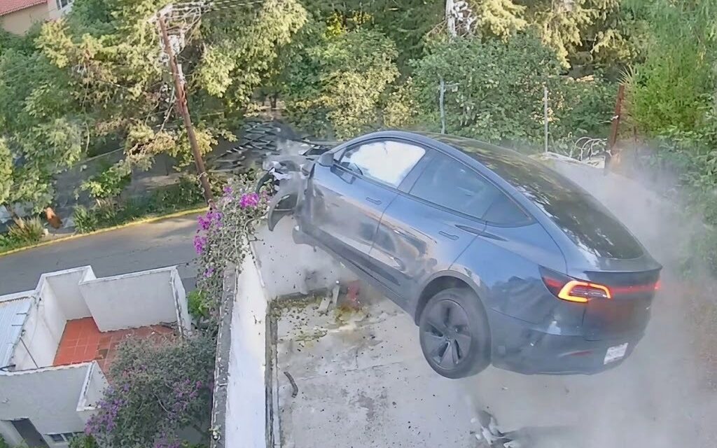 ¡De película! Tesla sale volando, atraviesa una casa y termina en otra calle de la CDMX
