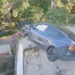 ¡De película! Tesla sale volando, atraviesa una casa y termina en otra calle de la CDMX