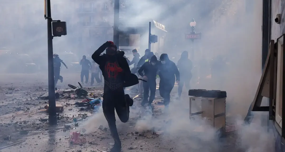 Francia estalla en protestas: medio millón sale a las calles contra el alto costo de vida y la actuación policial