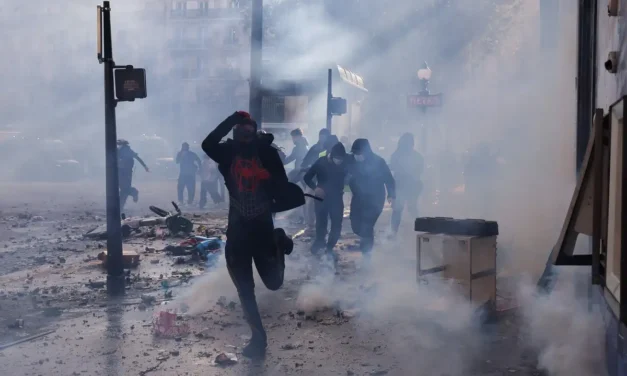 Francia estalla en protestas: medio millón sale a las calles contra el alto costo de vida y la actuación policial