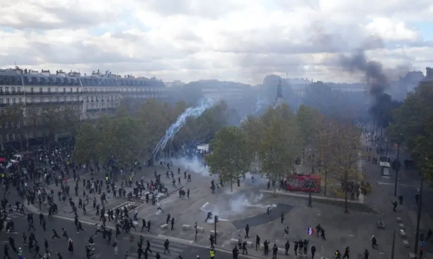 Francia estalla en protestas: medio millón sale a las calles contra el alto costo de vida y la actuación policial