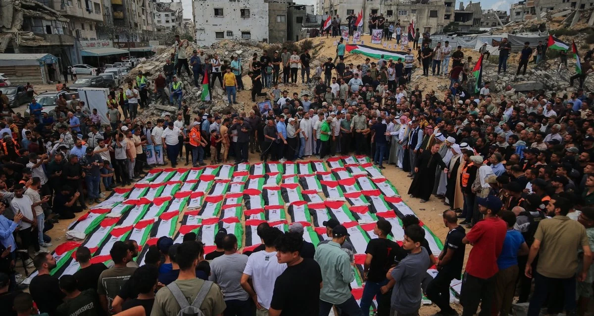 Hallan restos de 105 víctimas bajo escombros en Gaza y realizan funeral masivo tres años después del bombardeo