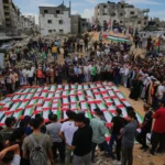 Hallan restos de 105 víctimas bajo escombros en Gaza y realizan funeral masivo tres años después del bombardeo