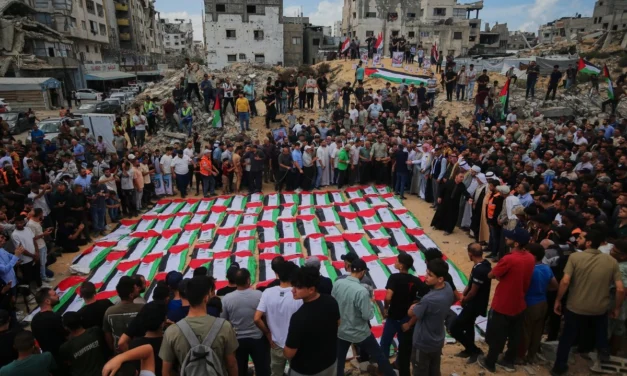 Hallan restos de 105 víctimas bajo escombros en Gaza y realizan funeral masivo tres años después del bombardeo