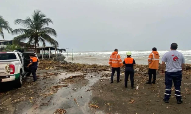 Huracán Simón pone en máxima alerta al Pacífico: suspenden movilidad en 24 municipios de cuatro estados
