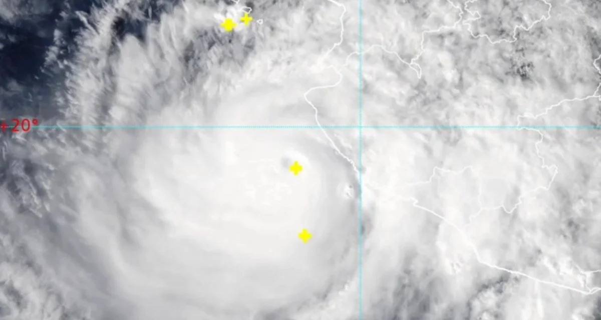 Huracán Simón pierde fuerza, pero mantiene en alerta al Pacífico mexicano